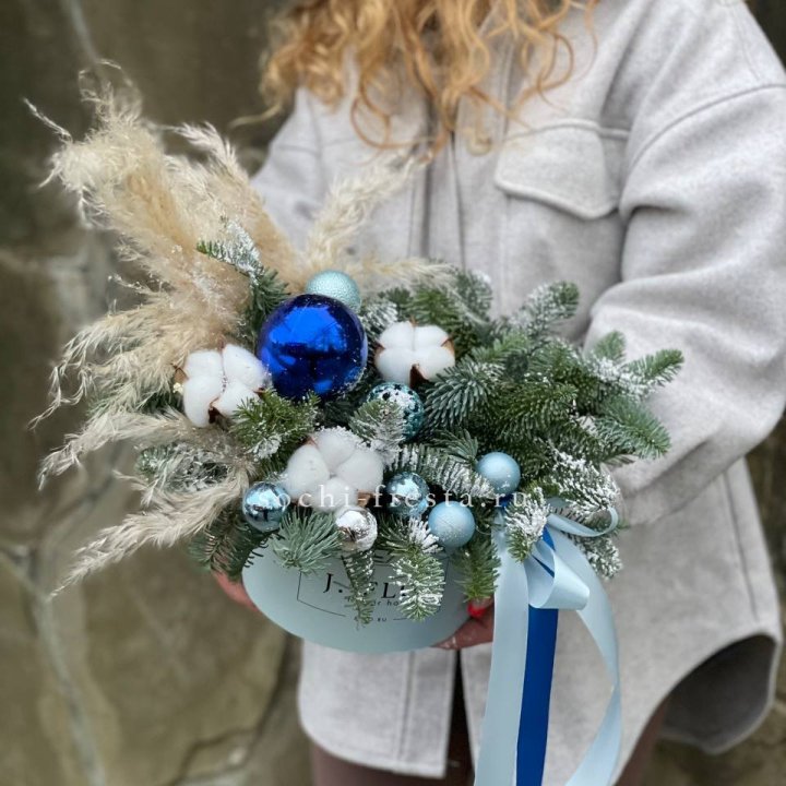 Новогодняя композиция в коробке блю в Брянске