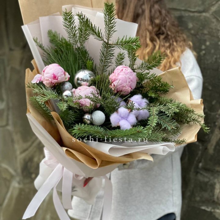 Новогодний букет с пионами  в Брянске