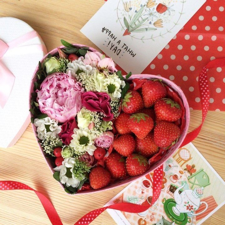 Бокс с клубникой и цветами в Брянске