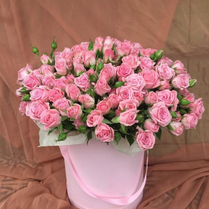 Кустовые розы в коробке в Брянске