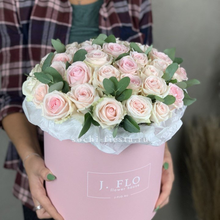 35 розовых роз в цилиндре в Брянске