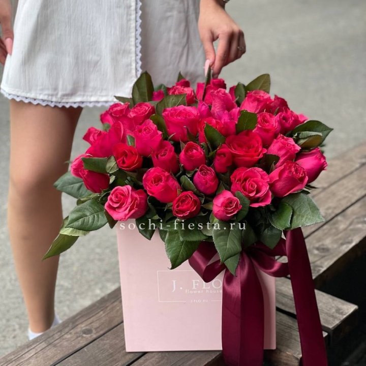 55 алых роз в кубе в Брянске