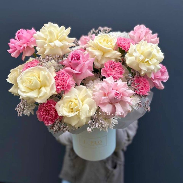 Коробка французских роз и диантусов "Бони" в Брянске