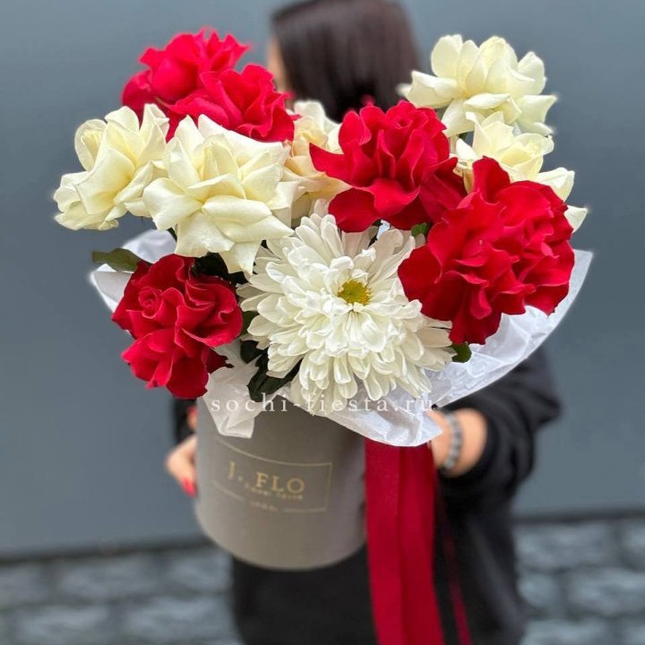 Французские розы с хризантемой в боксе в Брянске