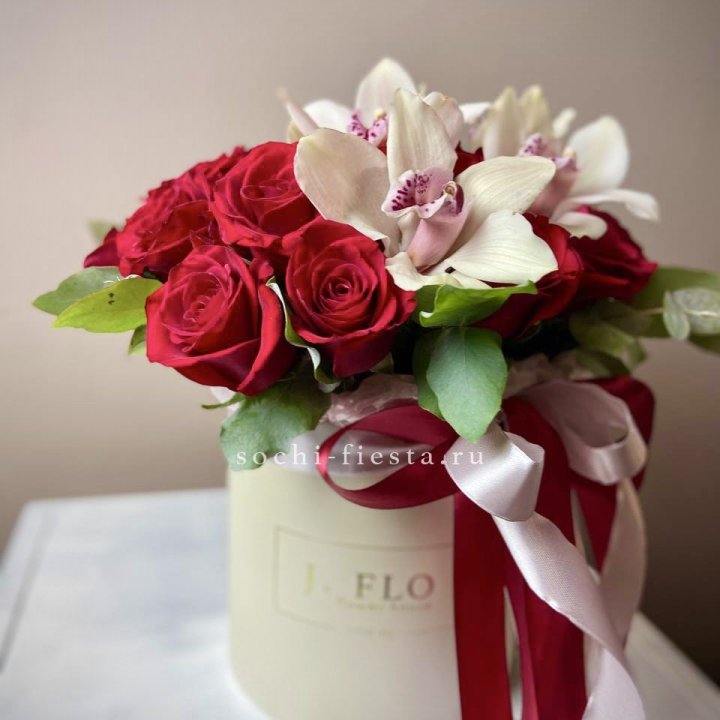 Розы и орхидеи в боксе в Брянске