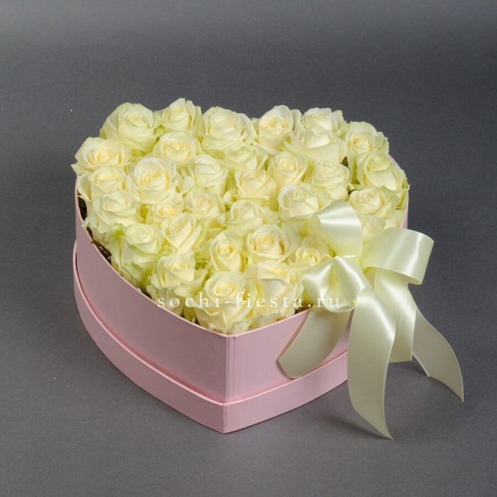 35 белых роз в коробке "Сердце" в Брянске