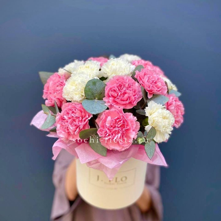 Диантусы в цилиндре в Брянске