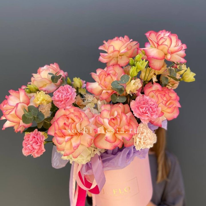 Бокс нежный с розами в Брянске