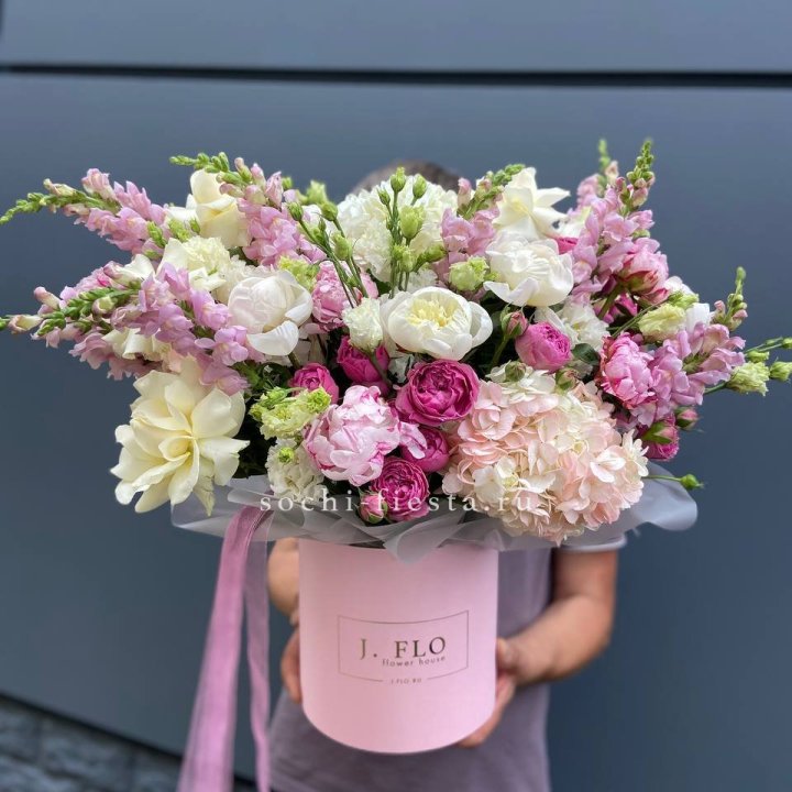 Дизайнерский цилиндр с пионами "Саманта" в Брянске