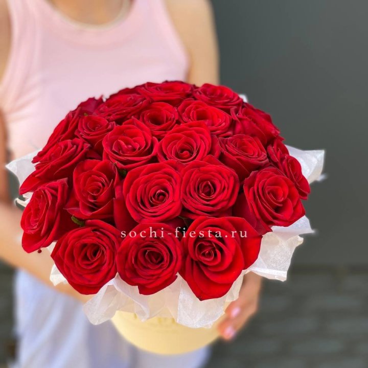 Красные розы в цилиндре в Брянске