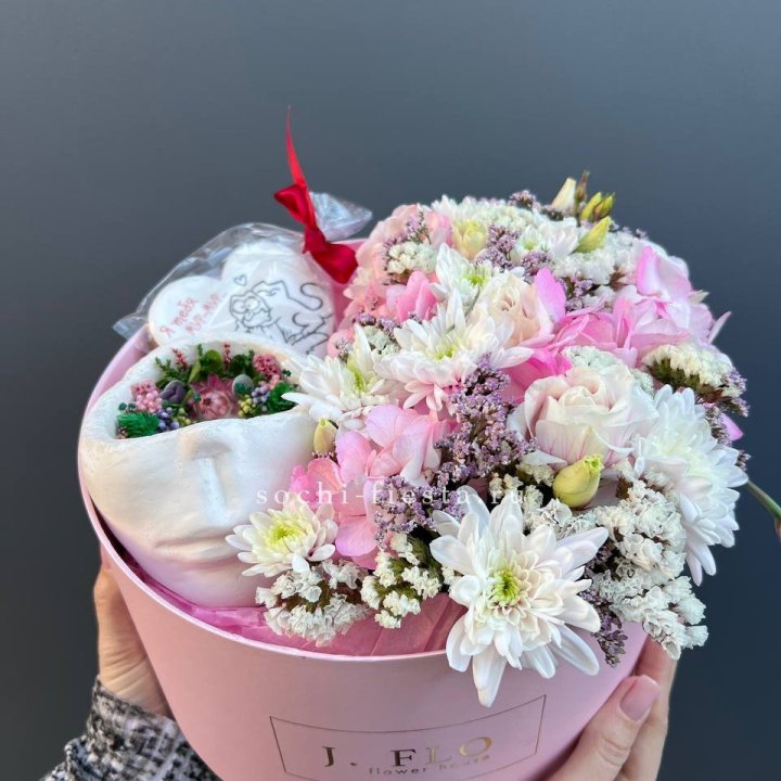 Цветы и свеча в коробке в Брянске