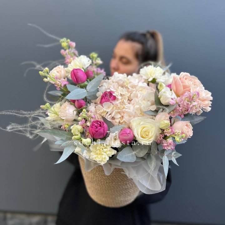 Цветочная композиция в джутовом боксе  в Брянске