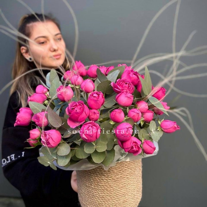 Пионовидные розы Мисти Бабблс в джутовом кашпо в Брянске