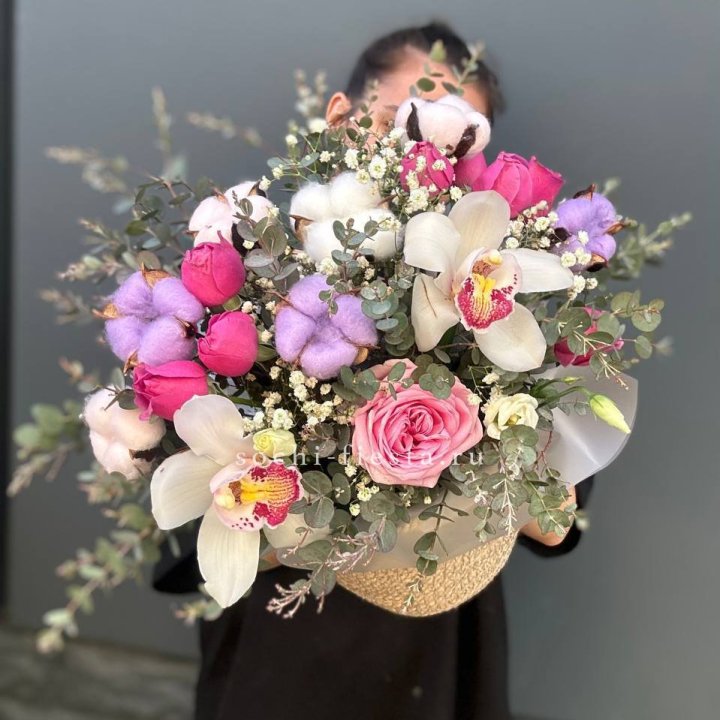 Орхидея и розы в джутовом кашпо в Брянске