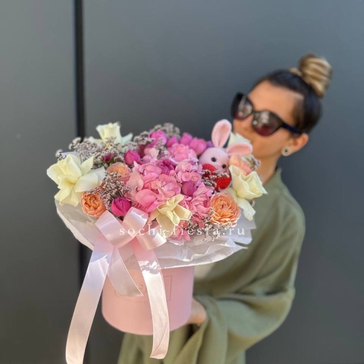 Дизайнерский цилиндр с игрушкой "Лола" в Брянске