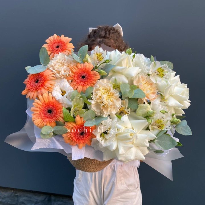 Розы и герберы в джутовом кашпо "Георгино" в Брянске