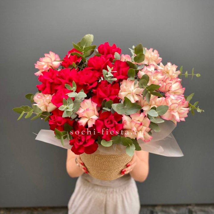 25 Французских роз в джутовом кашпо  в Брянске