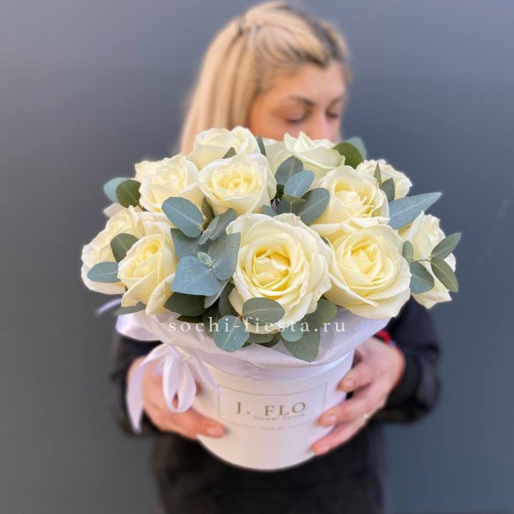 15 белых роз в боксе в Брянске