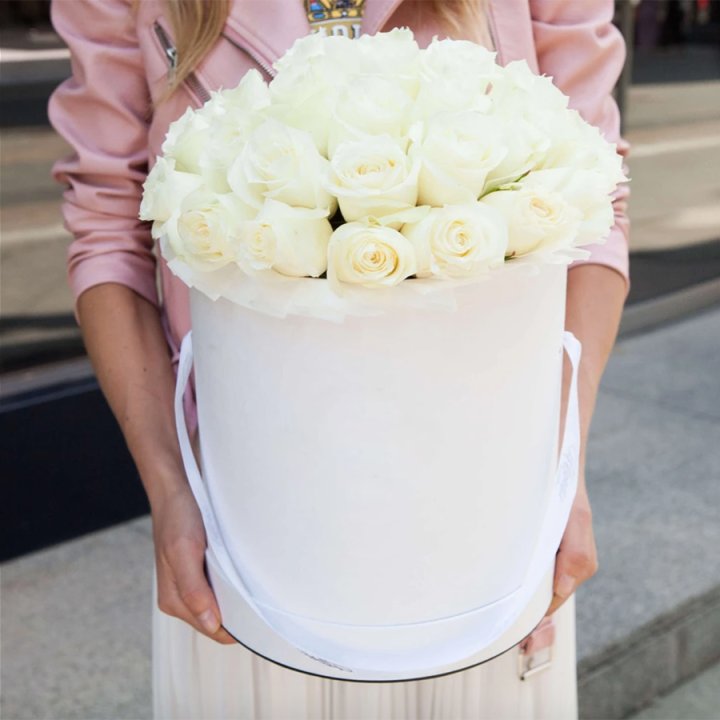 35 белых роз в цилиндре в Брянске