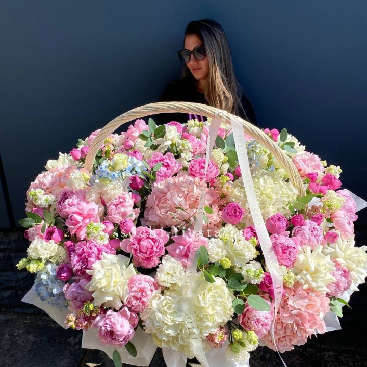 Цветочная корзина из пионов и пионовидных роз "Перфекте" в Брянске