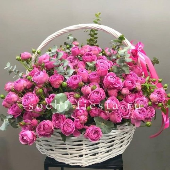 65 пионовидных кустовых роз в корзине в Брянске