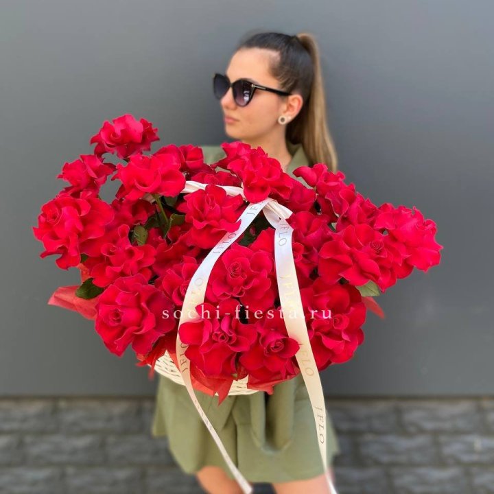 Красные французские розы в корзине в Брянске