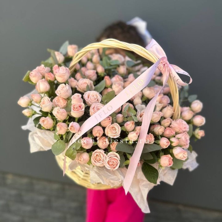 Корзина кустовых пионовидных роз в Брянске