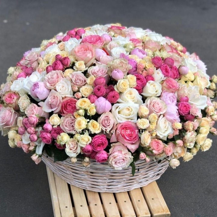 Цветочная корзина из пионов и пионовидных роз "Юниверсити" в Брянске