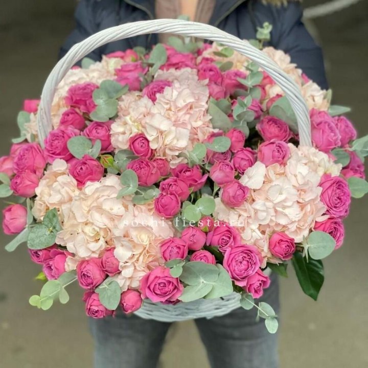 Корзина с гортензией и Мисти Баблс в Брянске