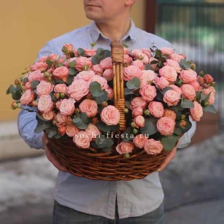 Корзина из 101 пионовидной розы в Брянске