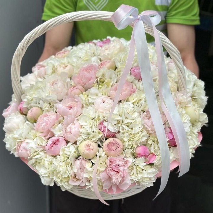 Премиум корзина гортензий и пионов в Брянске
