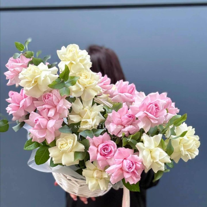 25 Французских роз в корзине в Брянске