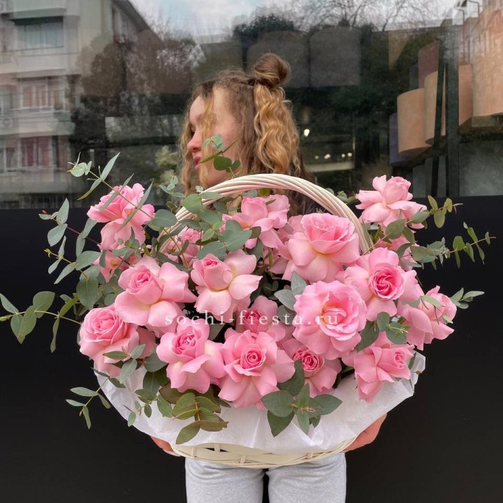 25 роз в цветочной корзине  в Брянске