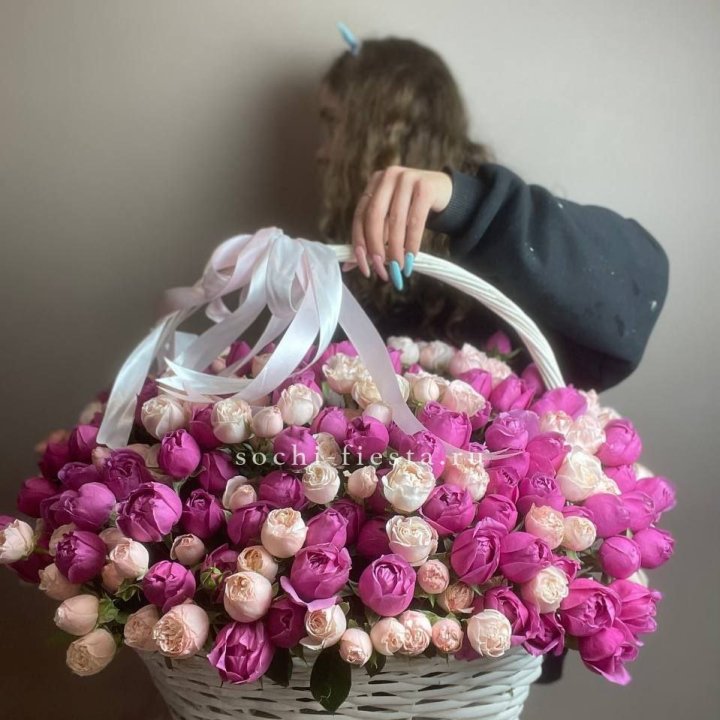 Премиум корзина пионовидных кустовых роз в Брянске