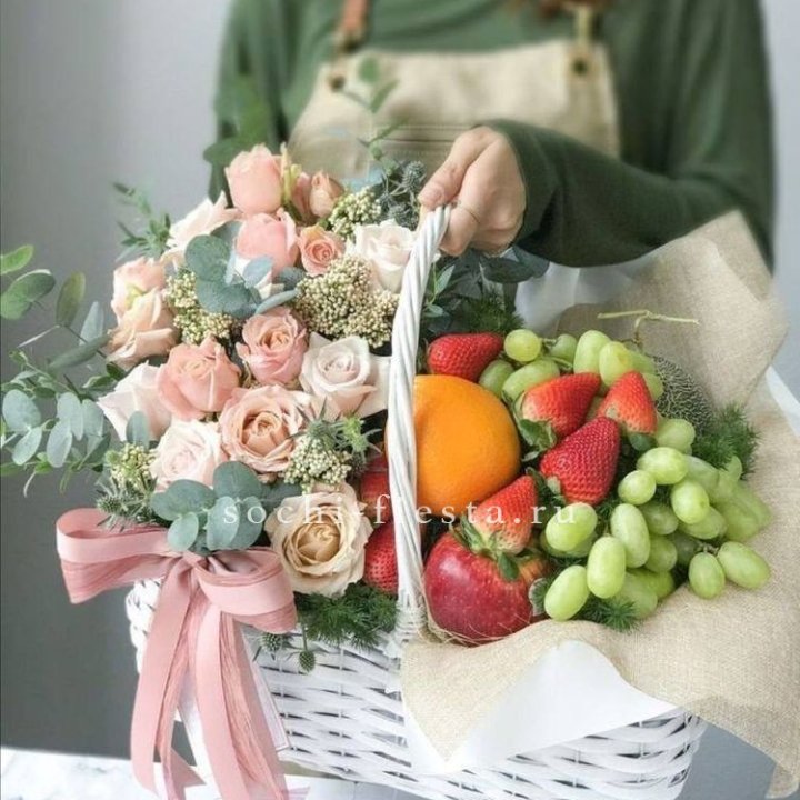 Фруктовая корзина c цветами в Брянске