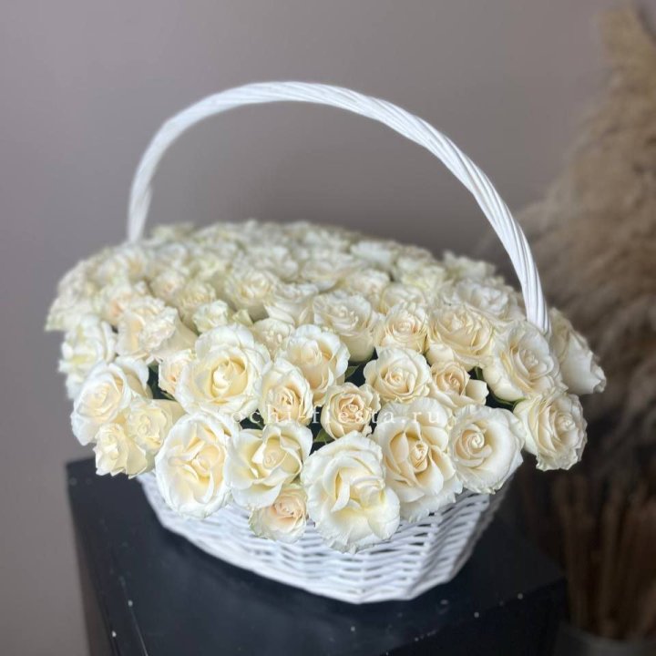 101 белая роза в корзине в Брянске
