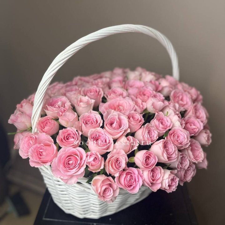 101 розовая роза в корзине в Брянске