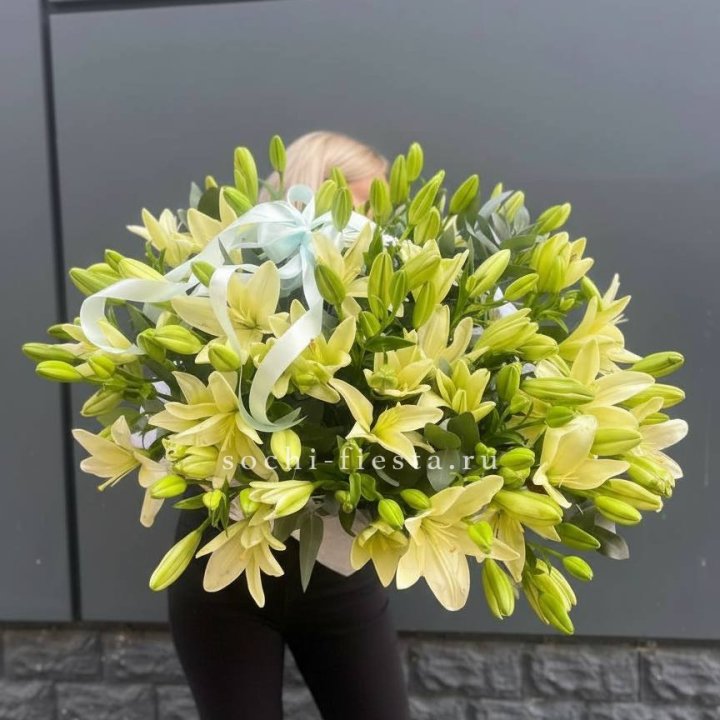 Лилии в корзине в Брянске
