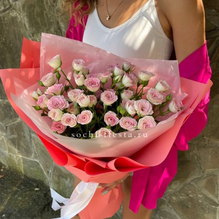 Розовые кустовые розы в Брянске