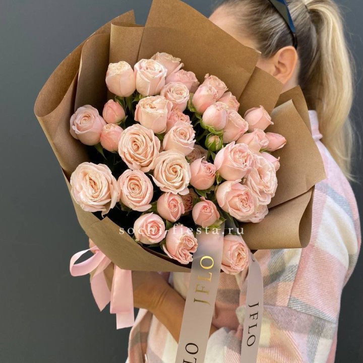 Кустовые розы Бомбастик в крафте в Брянске