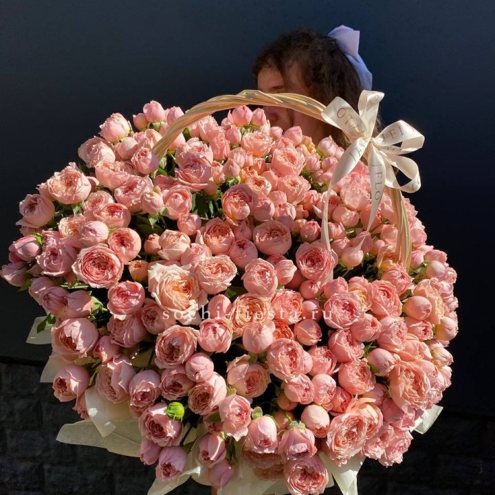 Корзина из пионовидных роз в Брянске