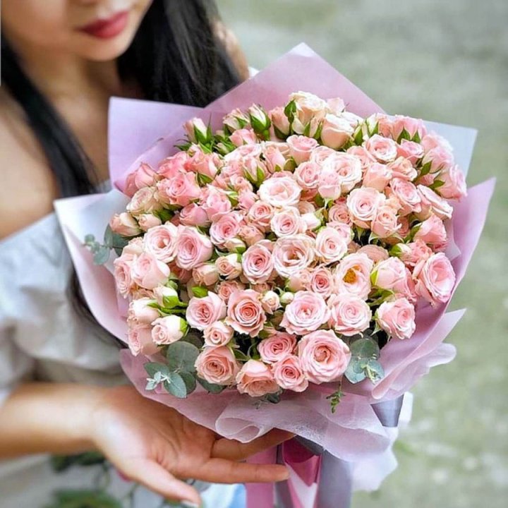 Кустовые розы с эвкалиптом в Брянске