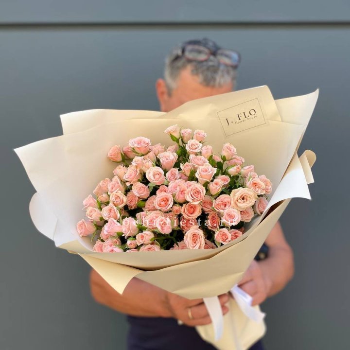 Кустовые розы леди в Брянске