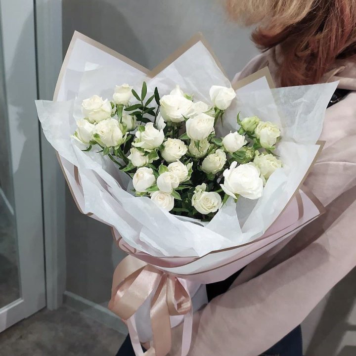 Белоснежные кустовые розы в Брянске