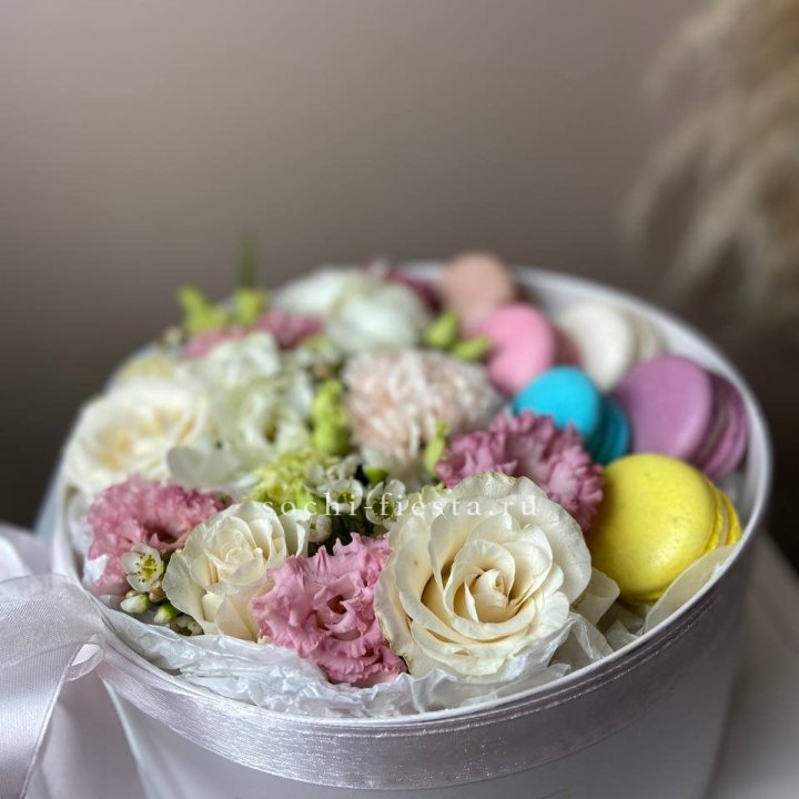 Цветы в цилиндре с макаронс "Прованс" в Брянске