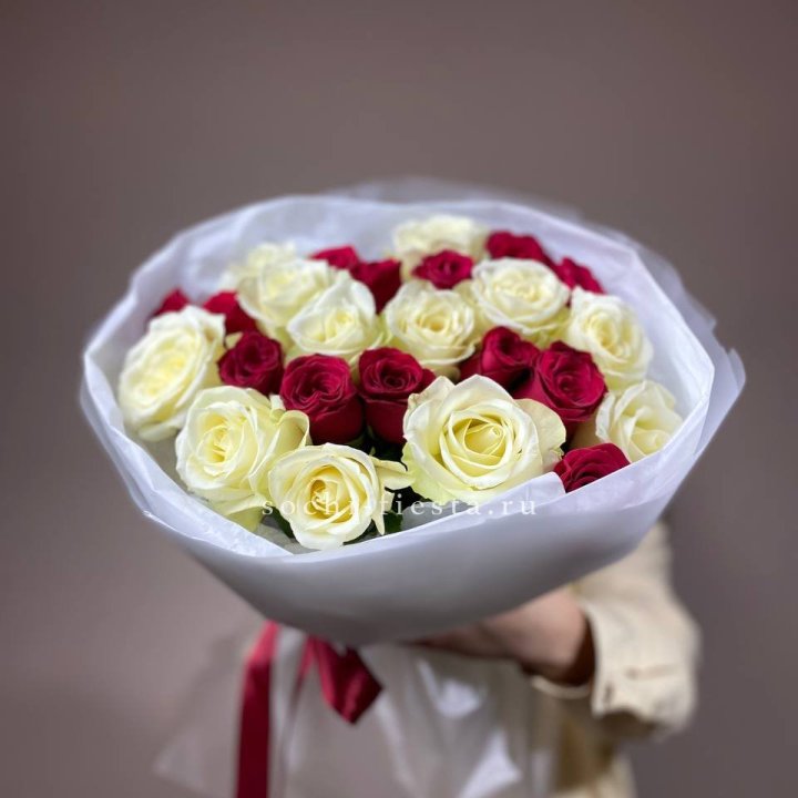 Букет их красных и белых 25 роз в Брянске