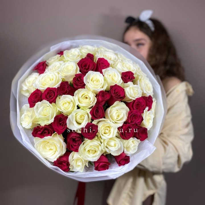 Микс из 55 роз в Брянске