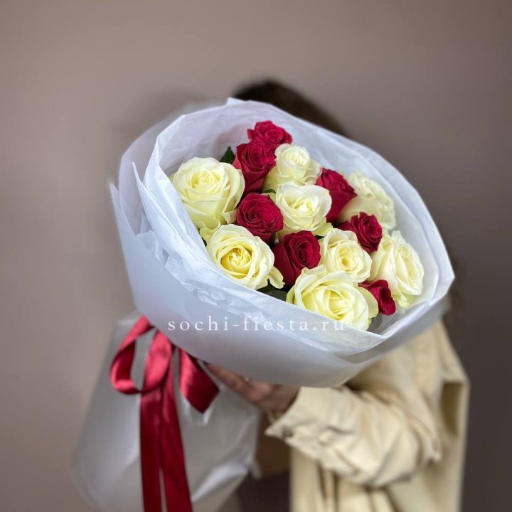 Букет из красных белых 15 роз в Брянске