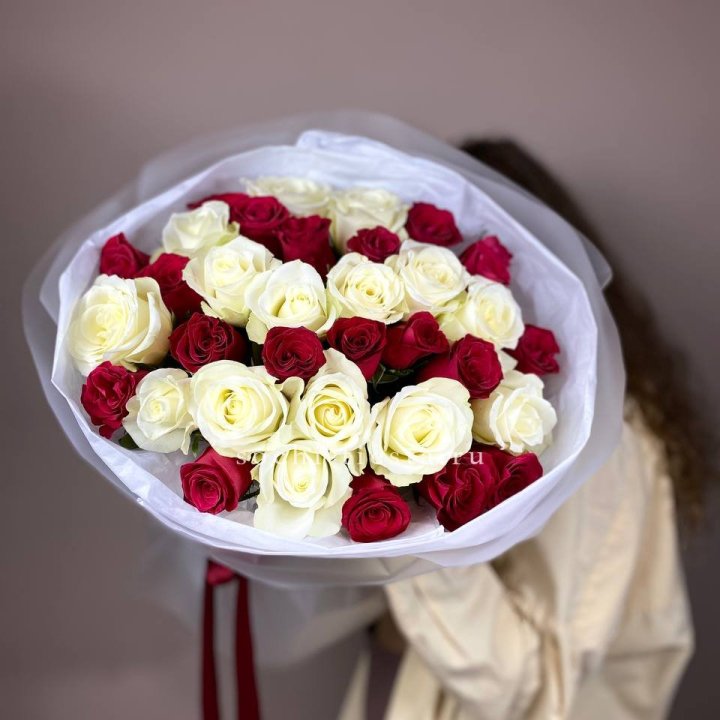 Букет из красных белых 35 роз в Брянске