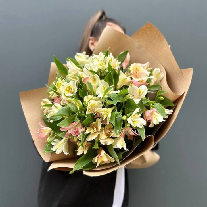 Букет альстромерий в крафте в Брянске